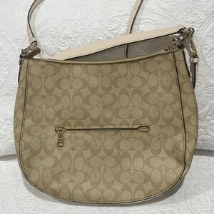 Coach purse can be used as a crossbody or shoulder bag.